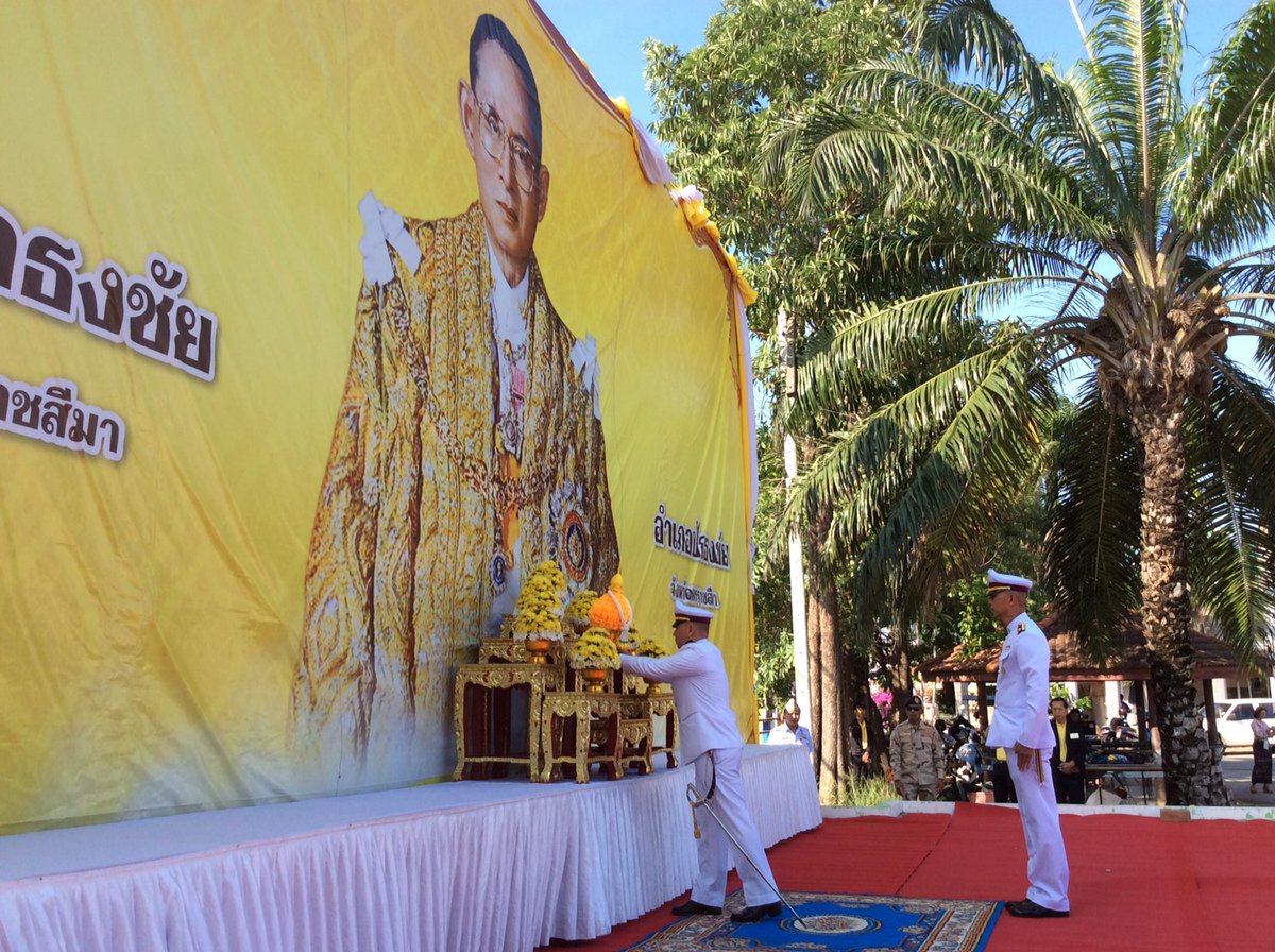 วันที่ ๕ ธันวาคม ๒๕๖๒ พ.ต.ท.วิทวัส แสงสว่างสถิตย์ รอง ผกก.สส.สภ.ปักธงชัย พร้อมด้วยข้าราชการตำรวจ สภ.ปักธงชัย ร่วมทำบุญตักบาตรและถวายพานพุ่มราชสักการะ ถวายราชสดุดี และถวายบังคม เนื่องในวันพ่อแห่งชาติ ๕ ธันวาคม ณ ลานอเนกประสงค์หน้าที่ว่าการอำเภอปักธงชัย