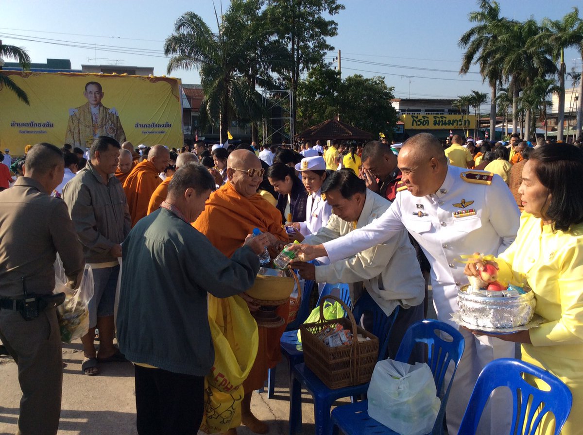 Pakthongchaipol's tweet photo. วันที่ ๕ ธันวาคม ๒๕๖๒ พ.ต.ท.วิทวัส แสงสว่างสถิตย์ รอง ผกก.สส.สภ.ปักธงชัย พร้อมด้วยข้าราชการตำรวจ สภ.ปักธงชัย ร่วมทำบุญตักบาตรและถวายพานพุ่มราชสักการะ ถวายราชสดุดี และถวายบังคม เนื่องในวันพ่อแห่งชาติ ๕ ธันวาคม ณ ลานอเนกประสงค์หน้าที่ว่าการอำเภอปักธงชัย https://t.co/6MsZGttn4g
