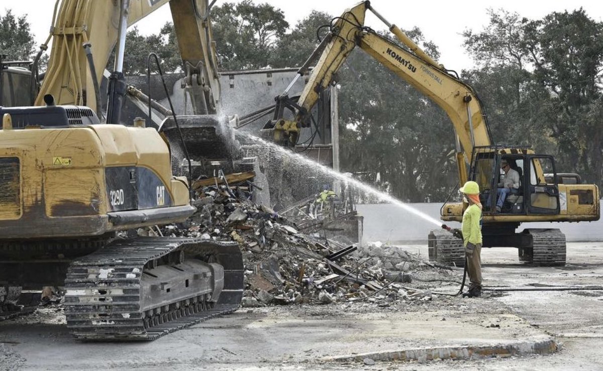 tbenderphoto1's tweet photo. #HTPhotoGallery #Albertsons #Demolition has begun in #Bradenton Moving In will be a @Lucky and @Wawa #ManateeCounty
https://t.co/oia0jVKHTb
#HTVideo #HTDrone and #ReadAllAbourIt by @lauraefinaldi
https://t.co/y2cVS7QKud
#JournalismIsHeretoStay https://t.co/gHaI7vDxOl