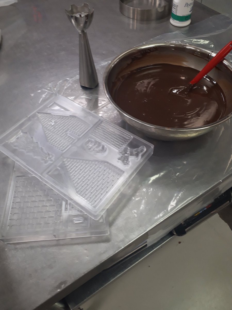 偉大な先輩に
めちゃくちゃ良い型を頂いたので
さっそくチョコ流してみる