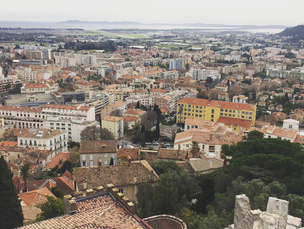 FridaFeride's tweet photo. Mühim olan yükseklere cikip hayata tepeden bakmak degildir. Mühim olan ne kadar yükselsen de her seye esit mesafeden baka bilmekdir. #view #manzara #yüksek #hyeres #travel #seyahat #seyahatblog #seyahatfotografları https://t.co/ECLlfvFABK