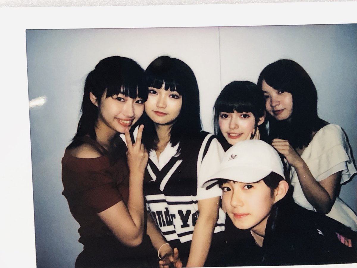 WiFi5_official's tweet photo. 【Wi-Fi-福袋】
本日18時〜「Wi-Fi-福袋」販売開始いたしました！！
5000円、8000円には特典が付きます！
また8000円にはとてもレアなチェキが✨

通常よりブロマイドのサイン入りも当たりやすくなっていますので、ぜひお買い求め下さい〜

https://t.co/e24mkQBSwq https://t.co/CBDG6QT6bH