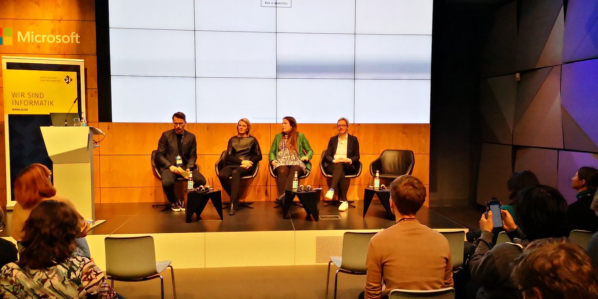 devcampIT's tweet image. Zum Start gibt es direkt eine interaktive Paneldiskussion zum Thema „GenderAIquality?“