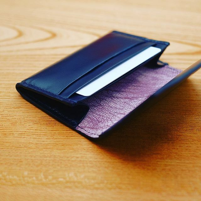 point38_leather's tweet photo. オーダー名刺入れ
内装を目立たせたいとのことで
🇫🇷アルランのヌバックレザーを使用しました。
#leather #leathergoods #leathercraft #handmade
#レザークラフト #革細工 #ハンドメイド #手縫い
#クリスペルカーフ #ペリンガー #boxcalf
#alran #ヌバック
#名刺入れ https://t.co/6NG09Z295r https://t.co/zi4jBKwOX7