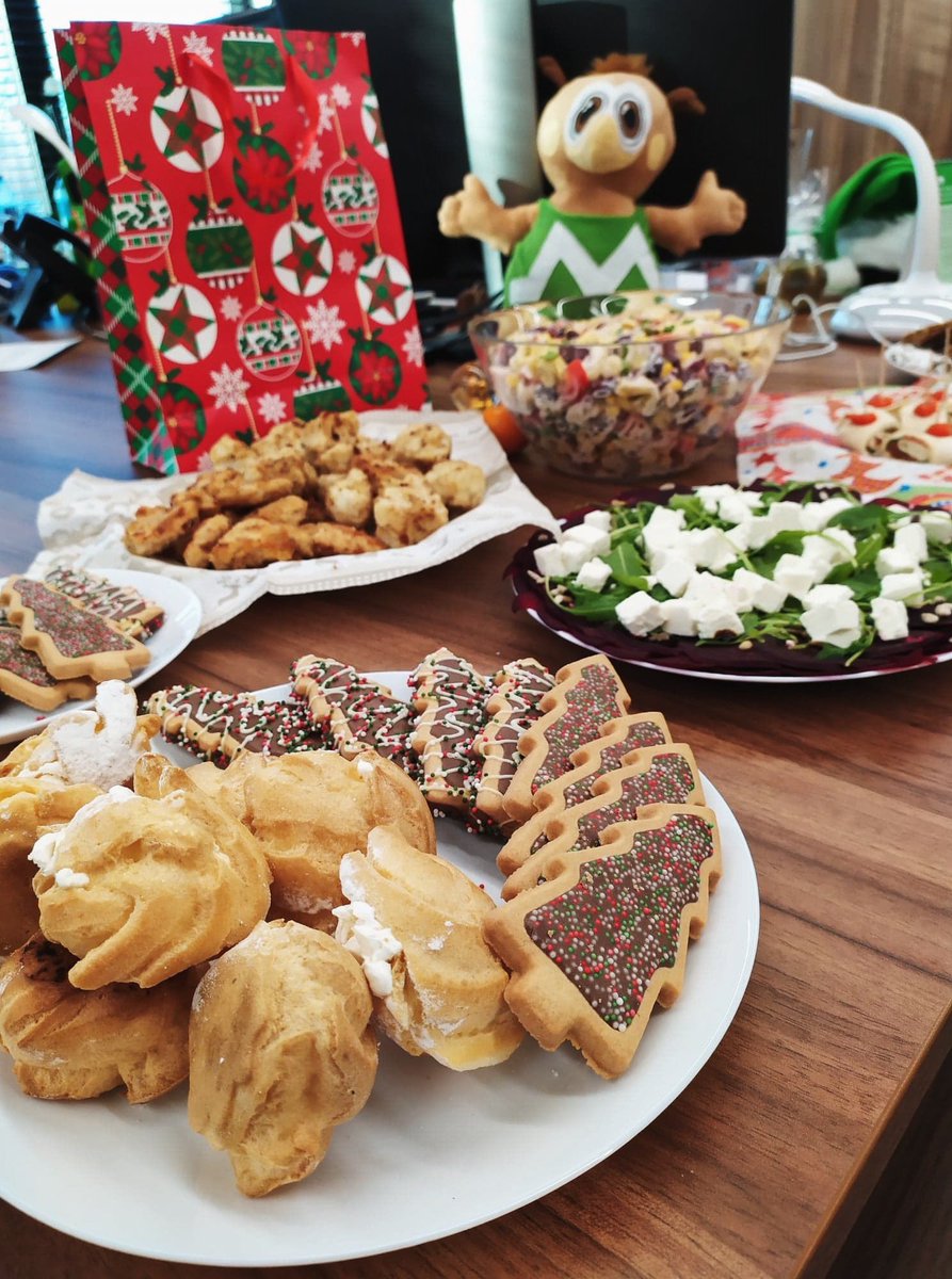 Murr_PL's tweet photo. Świąteczny okres zagościł już także i u nas! 🎄 
Dzisiaj celebrujemy mikołajki, trzeba mieć energię przed maratonem w niedzielę😎 
Wesołych Mikołajek! 🎁 

#murrelektronik #christmas #santaclaus #swieta https://t.co/fKezGfsQGU