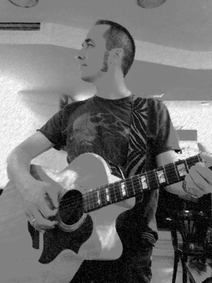 igorcubillo's tweet photo. Dadme un coche mirando al sol, una guitarra y una canción, una cerveza y rock and roll, y no me veréis el pelo más por aquí.
Vía Roever. 2012. Veinte (¡20!) kilos menos. Puff.
#imarocker #guitarman https://t.co/gDB5NI38Qf