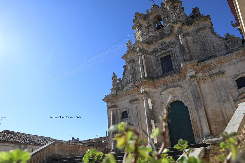 BuscemiTurismo's tweet photo. La chiesa Madre, una fra le più belle e armoniose del territorio ibleo, al suo interno custodisce una preziosa tela raffigurante l'adorazione dei magi di Mario Minniti.
#buscemi #paesemuseo #chiesamadre @volgoitalia @VisitSicilyOP @ILoveSiracusa @SiciliaMonAm @SiciliaBT https://t.co/AiK8qYoYoa