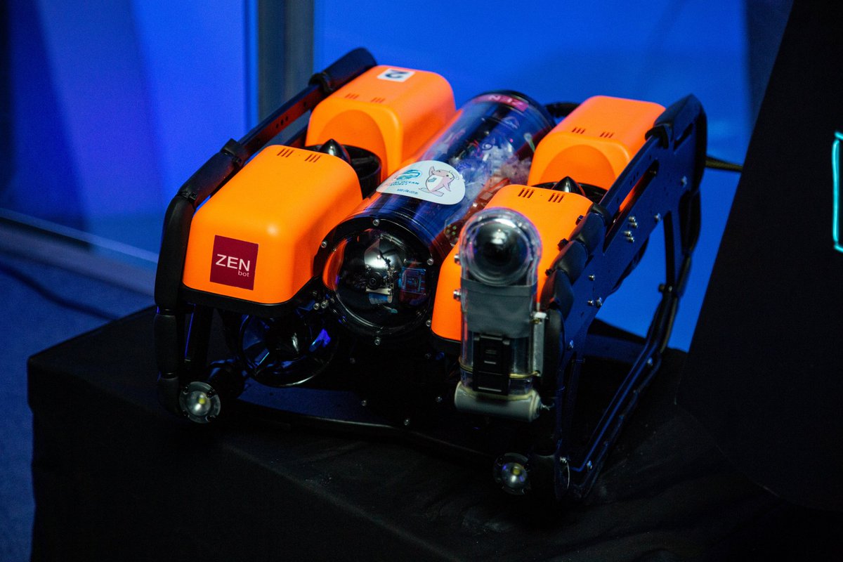 Virtual_Ocean's tweet photo. 水中ドローン「ブッチ号」の実は凄いところ紹介！
・Thetaからの4Kリアルタイムストリーミングができるブッチ
・VRからの操作とコントローラーからの操作が同時にできるブッチ
・バンパーを付けたり、スピードを調整できたり、プロが操作の補助できたりと安全対策が万全だブッチ
・結論：凄い

#theta https://t.co/eSQoITDF3W