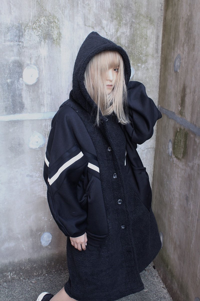 fashionsnap's tweet photo. 塩谷優太が一点物の古着リメイクを中心に展開する「ゼロゼロマルマル（00〇〇）」の46thコレクション。テーマは「ボア」。
https://t.co/UFc9ajcJO9 https://t.co/KqfxIfdeSe
