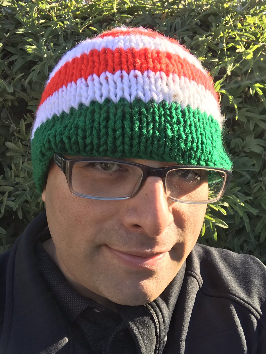 interlacing_web's tweet image. Quick and easy Christmas beanie! #Christmas #beanie #knitting #holiday #redheartyarns