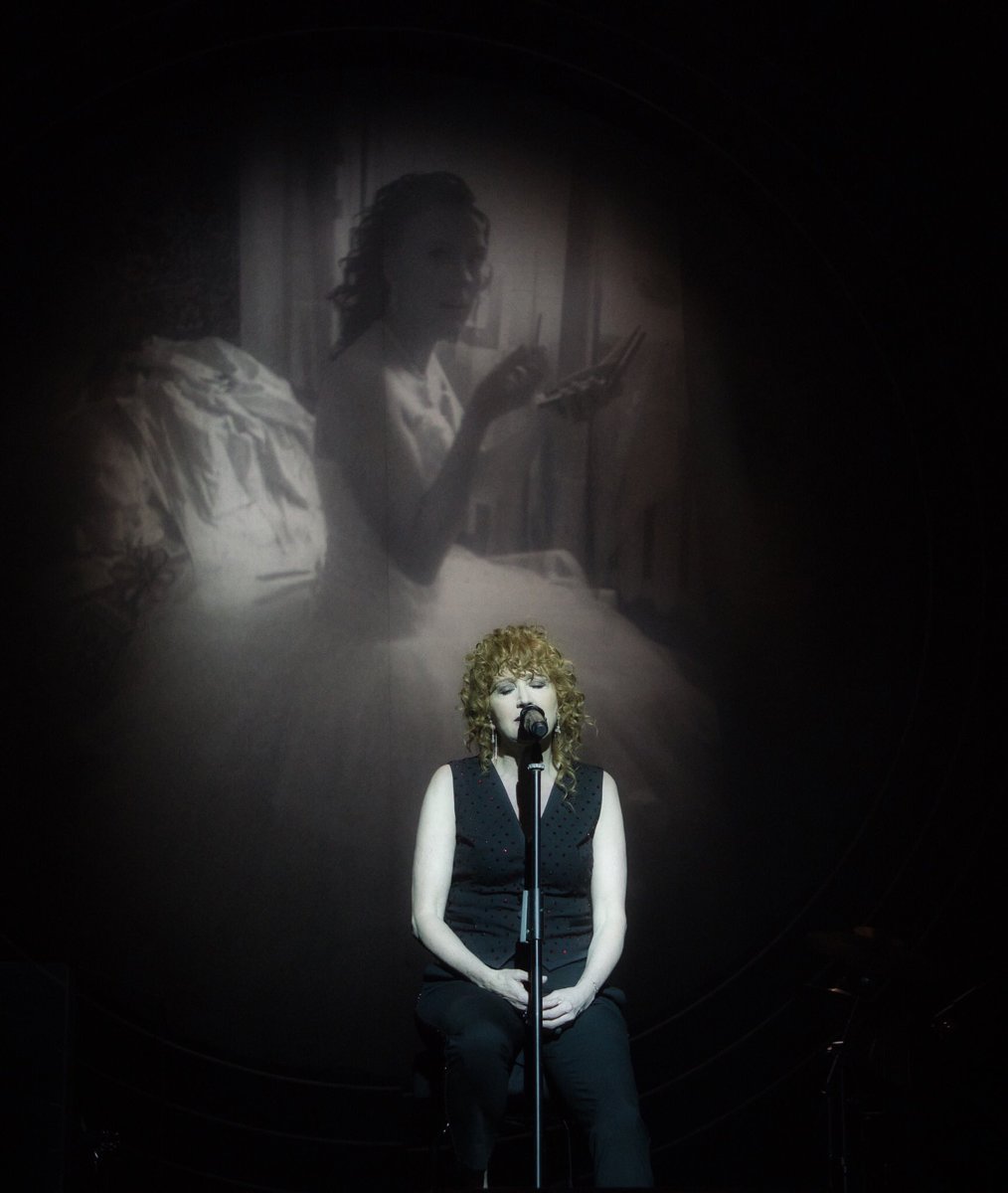 AnnaVilardi's tweet photo. E come in un carillon che non suona più 
La tua vita è ferma e non gira 
Non ricordi più quello che eri tu 
Prima        #personaletour #fiorellamannoia #teatroaugusteo #carillon https://t.co/tGQ9icm8Z0