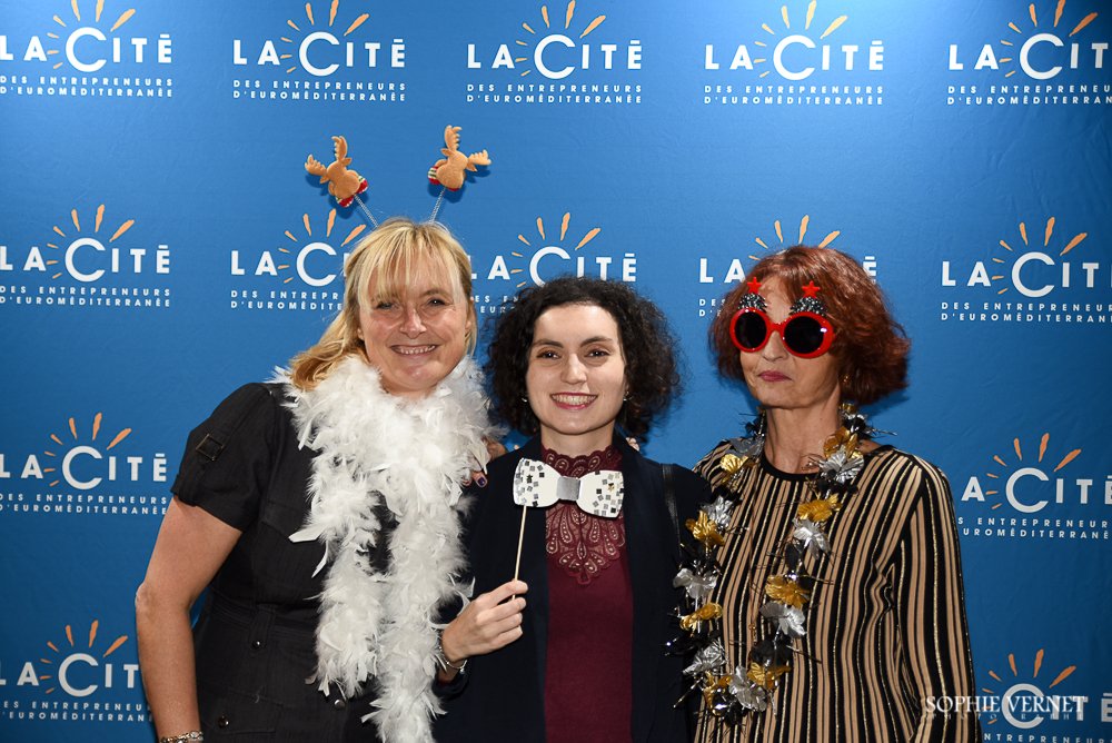 AnaissDeb's tweet photo. La Compta était de sortie pour le Gala de La Cité des Entrepreneurs. Super soirée avec les collégues à l'Europacorp. Merci pour le Parfum gagné au Tirage au sort. #Marseille #Gala #Work #Corporate #TeamCCIMP https://t.co/Pq7jbEmdt2