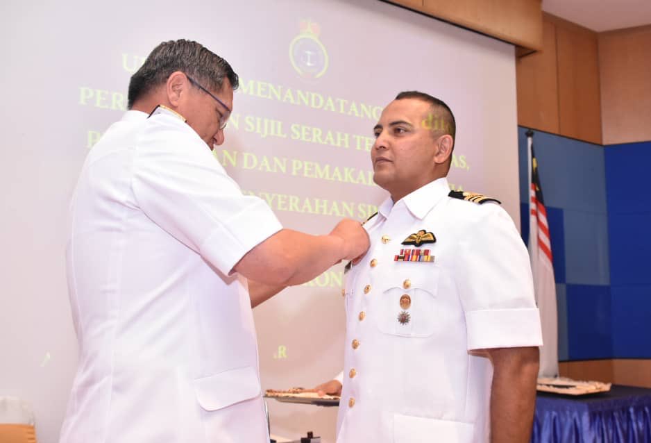MPA_Barat's tweet photo. Panglima Armada Barat sempurnakan pemakaian insignia pemerintah bagi tiga unit TLDM iaitu @Sqn502FENNEC , @pustakmar dan Pulau Jarak hari ini. 

Tahniah dan syabas buat ketiga2 Pegawai Memerintah yg telah dilantik. 

#NavyNews 
#NavyPeople https://t.co/SZLx8hbYaq