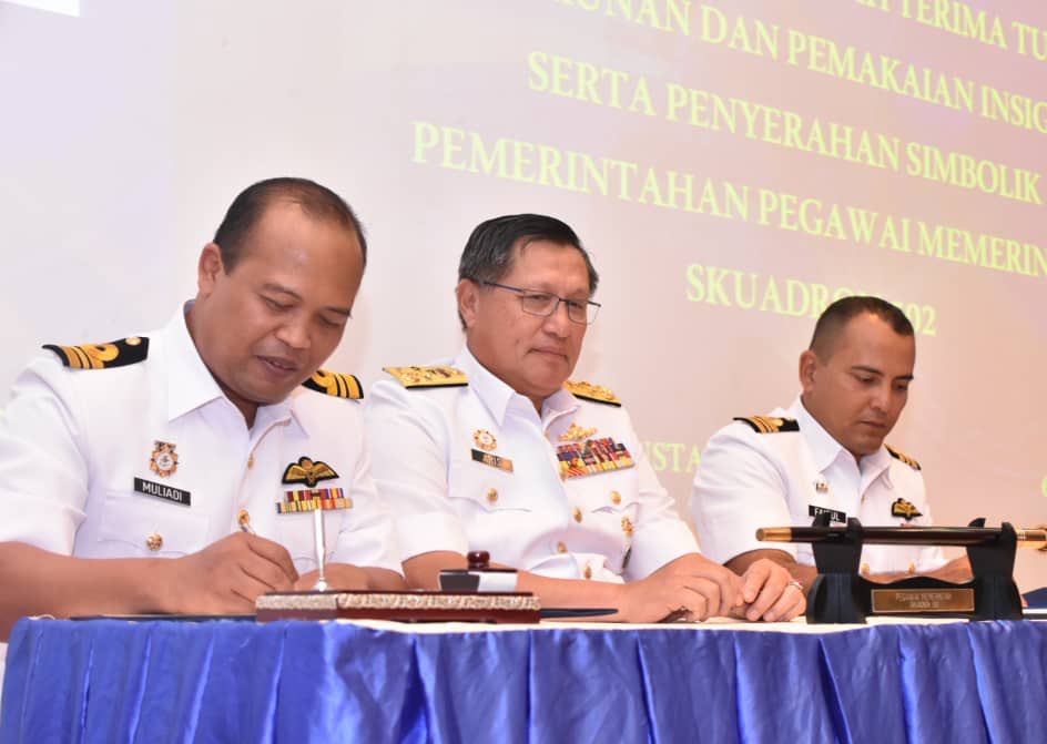 MPA_Barat's tweet photo. Panglima Armada Barat sempurnakan pemakaian insignia pemerintah bagi tiga unit TLDM iaitu @Sqn502FENNEC , @pustakmar dan Pulau Jarak hari ini. 

Tahniah dan syabas buat ketiga2 Pegawai Memerintah yg telah dilantik. 

#NavyNews 
#NavyPeople https://t.co/SZLx8hbYaq
