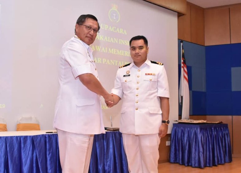MPA_Barat's tweet photo. Panglima Armada Barat sempurnakan pemakaian insignia pemerintah bagi tiga unit TLDM iaitu @Sqn502FENNEC , @pustakmar dan Pulau Jarak hari ini. 

Tahniah dan syabas buat ketiga2 Pegawai Memerintah yg telah dilantik. 

#NavyNews 
#NavyPeople https://t.co/SZLx8hbYaq