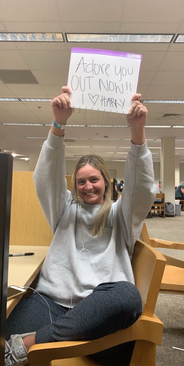 schyleroldfield's tweet photo. Supporting our man from Texas tech library ♥️♥️ @Harry_Styles https://t.co/ewZ38EsJoL