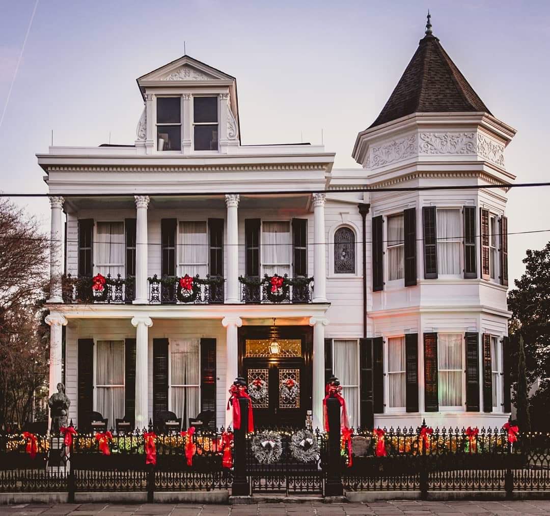 glfdv's tweet photo. Starting to look a lot like Christmas! ⁦@PetiteAmelieNO⁩ ⁦@AntoinesNOLA⁩ and the Opera Guild House (Garden District) Join us! #frenchquarter #neworleans #Christmas https://t.co/r4GhD0Hg4k
