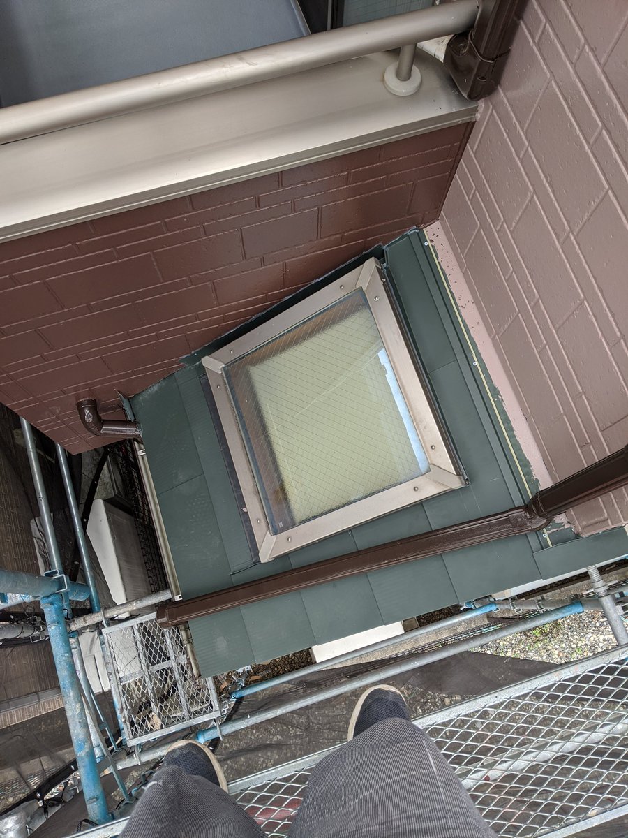 kmaitatiyasu's tweet photo. こんなに小さい下屋根に
トップライトが3ヶ所も！！
イジメだな(笑)
流石東京(ヾﾉ･ω･`) https://t.co/j7rF7D6LE3