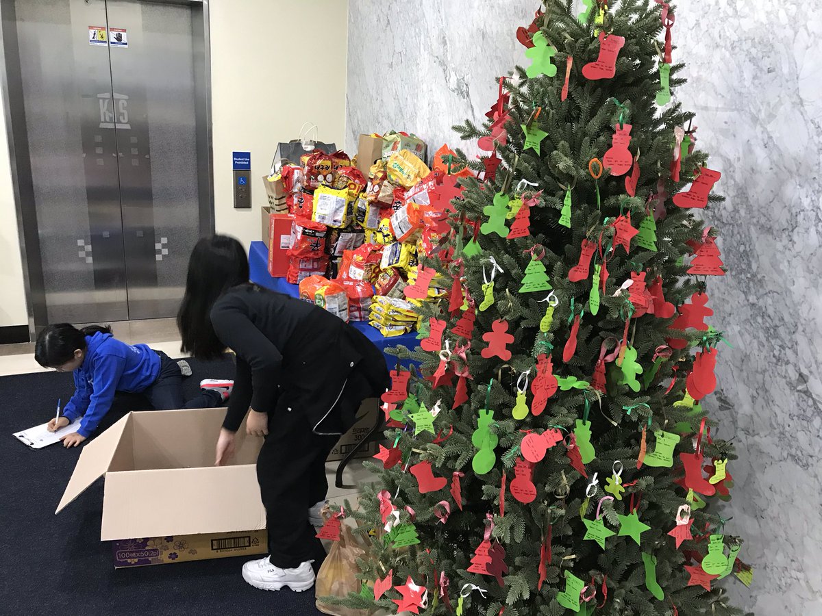 natesamuelson10's tweet photo. ES decorated their giving tree and packed their tables for Suji Love! @h_twaites @travispgriz @AnaAllen05 what a great student/staff division you are leading! #KISpride https://t.co/BnkYRzydu5
