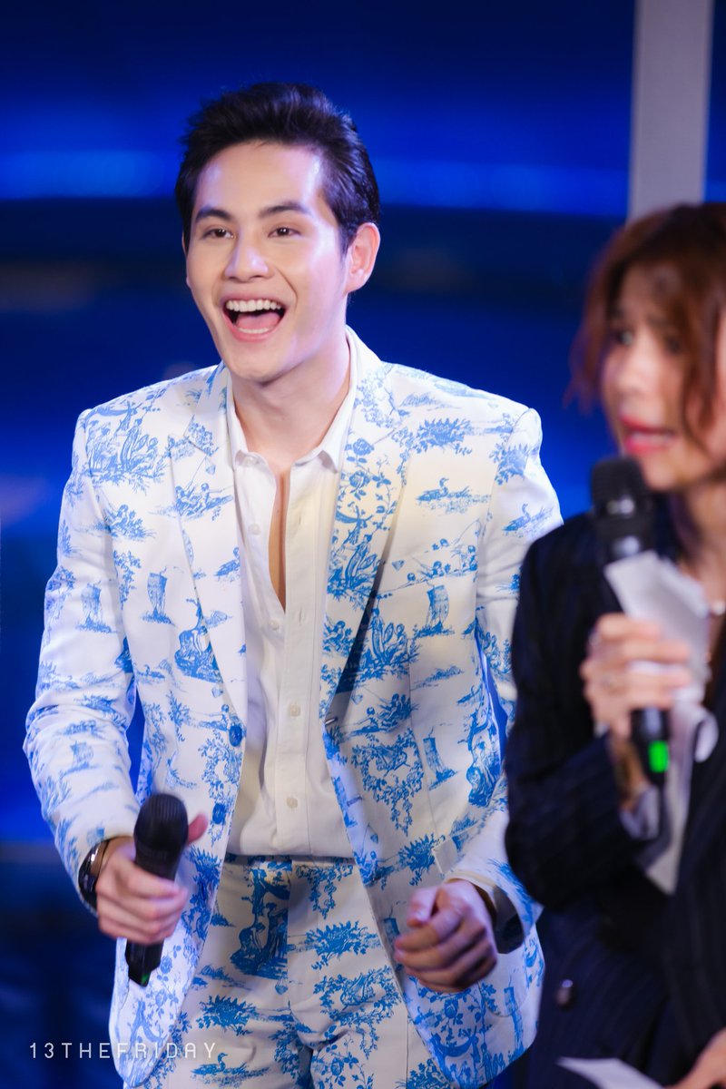 13TheFriday's tweet photo. 💙 หนุ่มชุดฟ้ามอบโชค 😅 หมดกัน อย่ามาขำ555 รูปคู่ในรอบเกือบ 2 ปี อยากได้ภาพใบในมือนี่แหละ special day special gift with special person ขอนิดนึง555
#ลูกทุ่งอปป้า
#โฟกัสกิตติคุณ #เทพบุตรลูกทุ่งอีสาน #อ่อยอ้ายแม่นบ่ #IAM #IAMWHATIAM
#FanzoneFanSong #IDStation 14.11.19 https://t.co/FhWrzU41fw