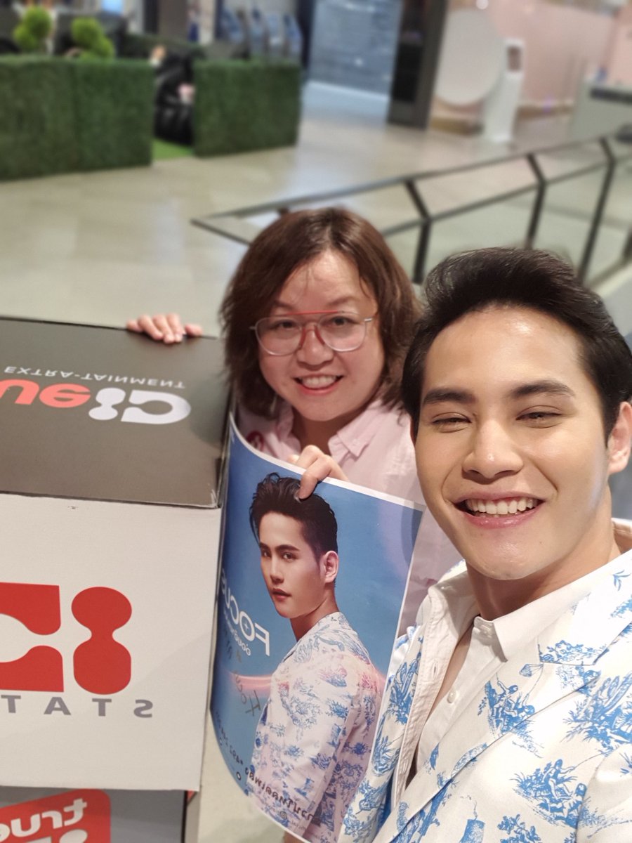 13TheFriday's tweet photo. 💙 หนุ่มชุดฟ้ามอบโชค 😅 หมดกัน อย่ามาขำ555 รูปคู่ในรอบเกือบ 2 ปี อยากได้ภาพใบในมือนี่แหละ special day special gift with special person ขอนิดนึง555
#ลูกทุ่งอปป้า
#โฟกัสกิตติคุณ #เทพบุตรลูกทุ่งอีสาน #อ่อยอ้ายแม่นบ่ #IAM #IAMWHATIAM
#FanzoneFanSong #IDStation 14.11.19 https://t.co/FhWrzU41fw