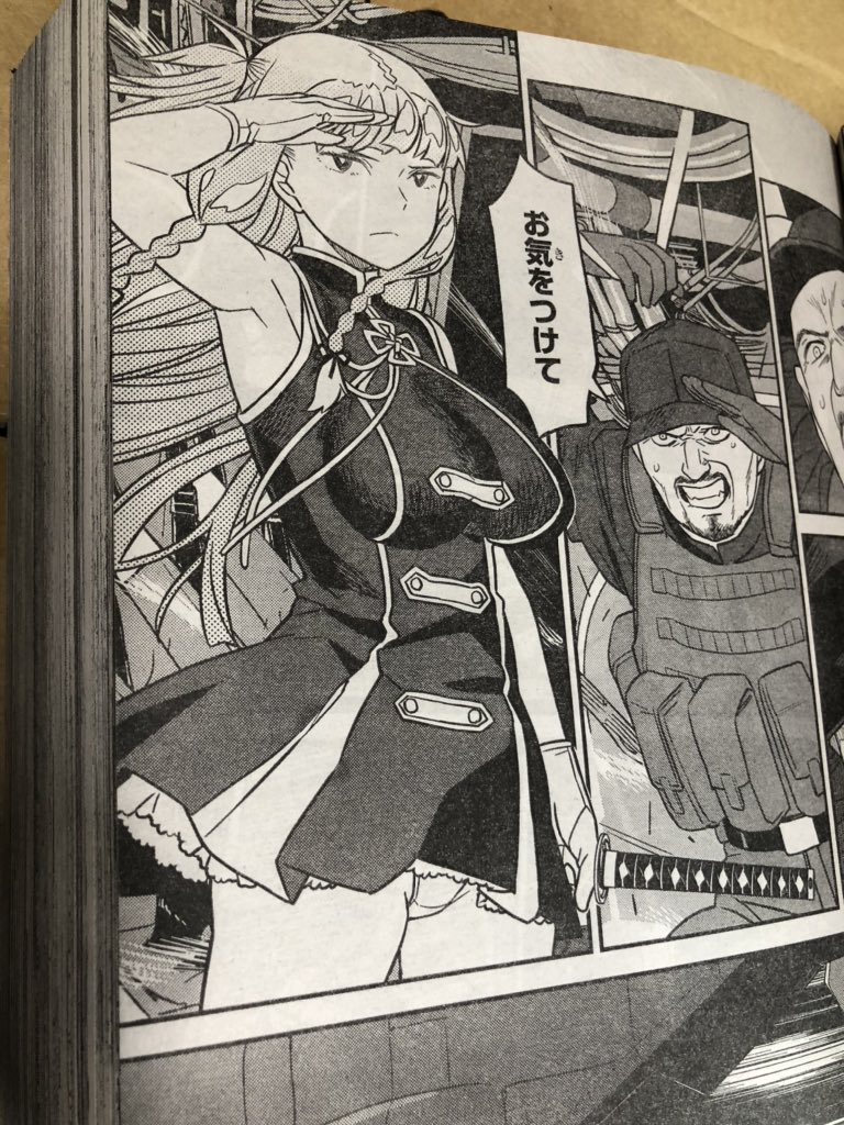 一足先に別マガが届きました!今月の『赫のグリモア』は単行本発売月という事でカラーページをいただきました!…いかめしい軍隊!新しい魔道士、久しぶりの巨乳!ボリューミーな33pとなっております! 