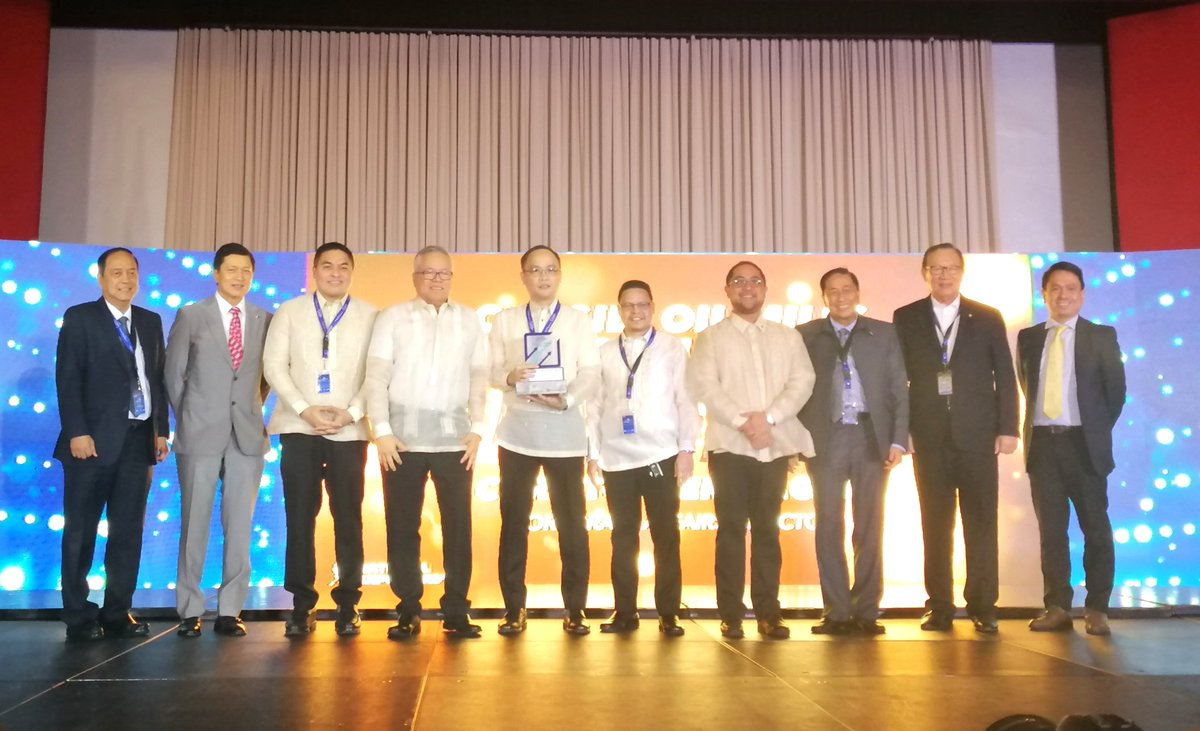 PHILEXPORTMNL's tweet photo. NOW: Awarding of 2019 Top Exporters at the National Export Congress (NEC).
DTI Secretary Ramon M. Lopez, PHILEXPORT President Sergio Ortiz-Luis Jr. along with Trustees Roberto Amores and George Barcelon presenting the awards for the 2019 Top Exporters.
#DTI #PHILEXPORT #NEC2019 https://t.co/axxp9qlpgg