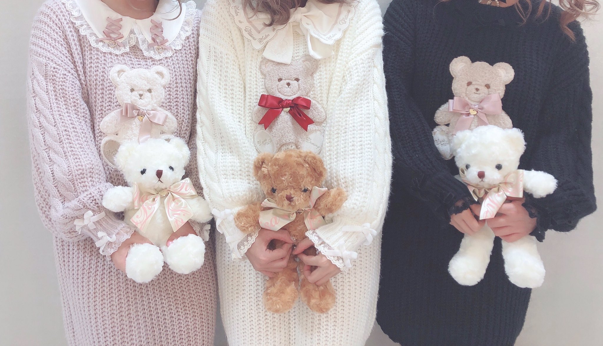 Liz Lisa 近鉄パッセ店 ボアくまニットワンピース ふわもこなクマちゃんがたまらない ニットワンピースです ゆったりとしたシルエットで 着心地も抜群 衿にデザイン性のある ブラウスやトップスと レイヤードしても可愛いですよ 197 6031 0