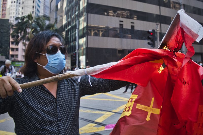 scottmallon's tweet photo. 01.10.19 - anti-government protester burns the CCP flag on National Day. #extraditionbill #hkprotesters #hkprotests #staywithhk #hongkonger #central #freedomhk #photojournalism #humanright #fightforfreedom #fujifilm #chinazi #polarisimages #scottmallon #freehk
#fujifilmasia https://t.co/CuS8UONRqO