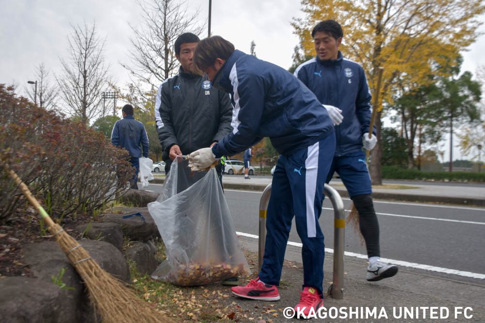 kagoshimaufc's tweet photo. トレーニングの後に、1年間お世話になったグラウンドへ感謝を込めて、鹿児島県立サッカー・ラグビー場と鹿児島ふれあいスポーツランドの清掃活動を行いました。
金鍾成監督や選手たちで、落ち葉やゴミを集めました。

#鹿児島ユナイテッドFC https://t.co/CJtxhTST4e