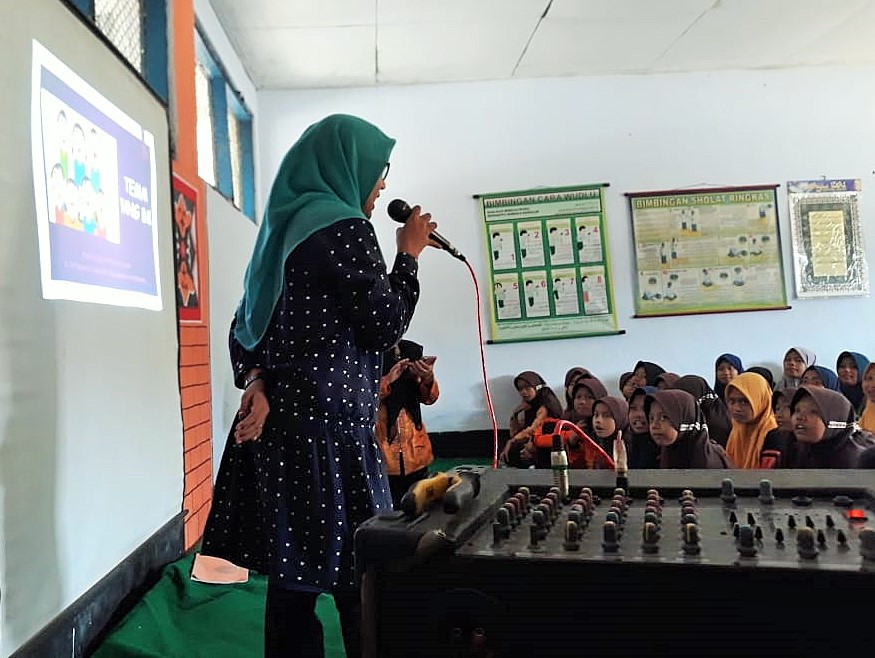ProgramMAMPU's tweet photo. Data kasus Women Crisis Center (WCC) Jombang dari Okt 2016-Okt 2019 memperlihatkan 266 perempuan di #Jombang mengalami kekerasan. 65% korban adl anak perempuan yg masih bersekolah. Pada #16HAKTP2019 kali ini, WCC Jombang adakan sesi informasi ttg kekerasan seksual di 3 sekolah. https://t.co/YN6aLw6CVj