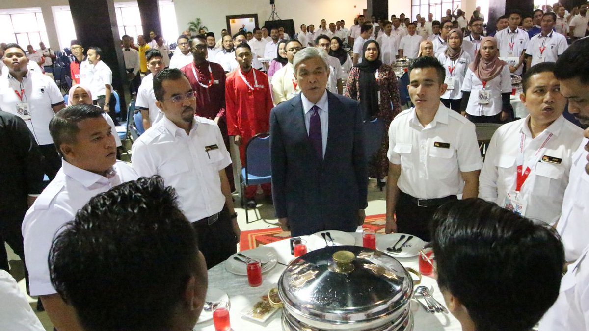 DrZahidHamidi's tweet image. KUALA LUMPUR  4 DISEMBER 2019 - MAJLIS MAKAN TENGAHARI PERWAKILAN PEMUDA BERSAMA PRESIDEN UMNO DI DEWAN TUN RAZAK 4 #PAU2019 #PWTC