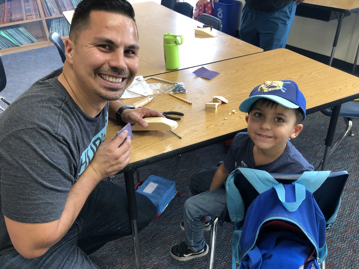 LatoniErik's tweet photo. @LatoniErik @vallelindo Moms and Dads working together to build pinewood derby card https://t.co/saMYTALlgN