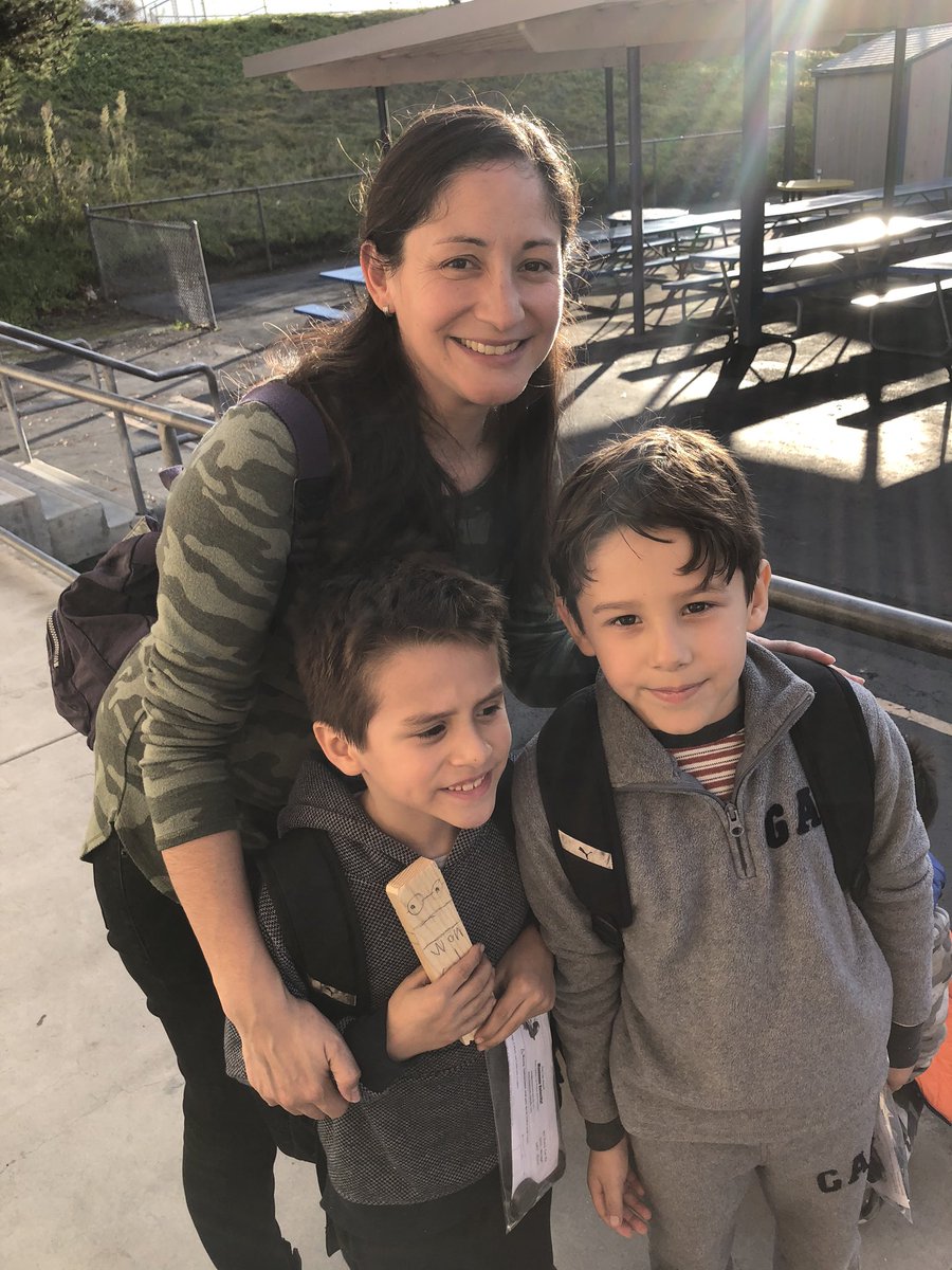 LatoniErik's tweet photo. @LatoniErik @vallelindo Moms and Dads working together to build pinewood derby card https://t.co/saMYTALlgN