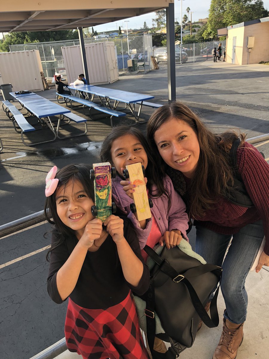 LatoniErik's tweet photo. @LatoniErik @vallelindo Moms and Dads working together to build pinewood derby card https://t.co/saMYTALlgN