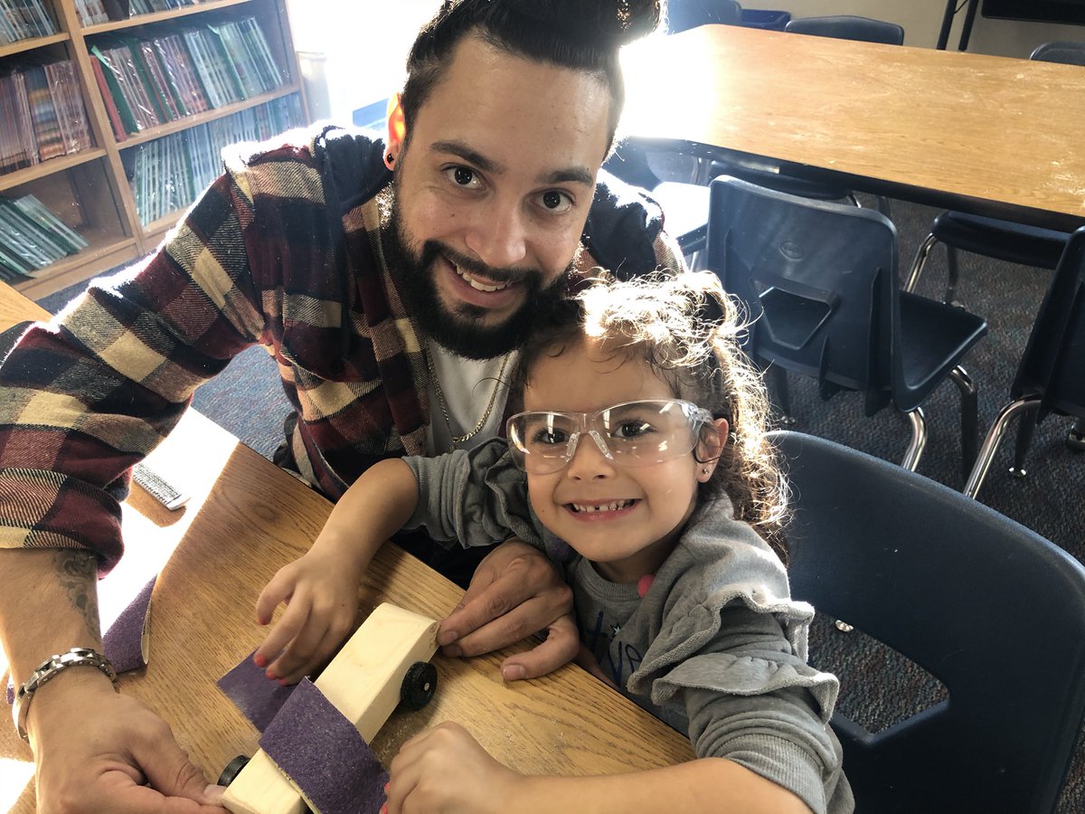 LatoniErik's tweet photo. @LatoniErik @vallelindo Moms and Dads working together to build pinewood derby card https://t.co/saMYTALlgN