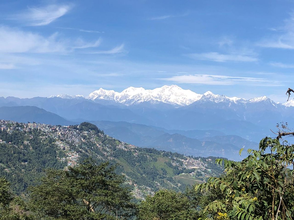 JordenJigmie's tweet photo. Driving down to Siliguri Via #Mungpoo. Awesome view of the mighty #Kanchandzonga. Every feet we descend the crown still shines till the most bottom of #Mungpoo with blessings to the hills.
#HamroDarjeeling
I❤Darjeeling https://t.co/lMVHP3ZFJD