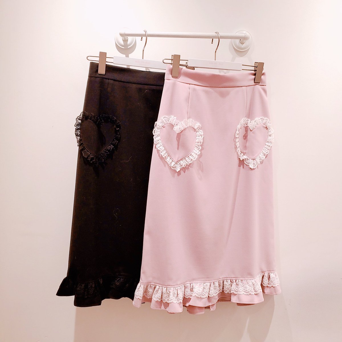 Mille Fille Closet By Lodispotto ルミネエスト新宿 12月7日発売 プリンセスペプラムトップス 14 800 税 ハートポケットレースフリルタイトスカート 12 800 税 ペプラム切り替えで シルエットがスッキリ セットアップで着るのがおすすめ