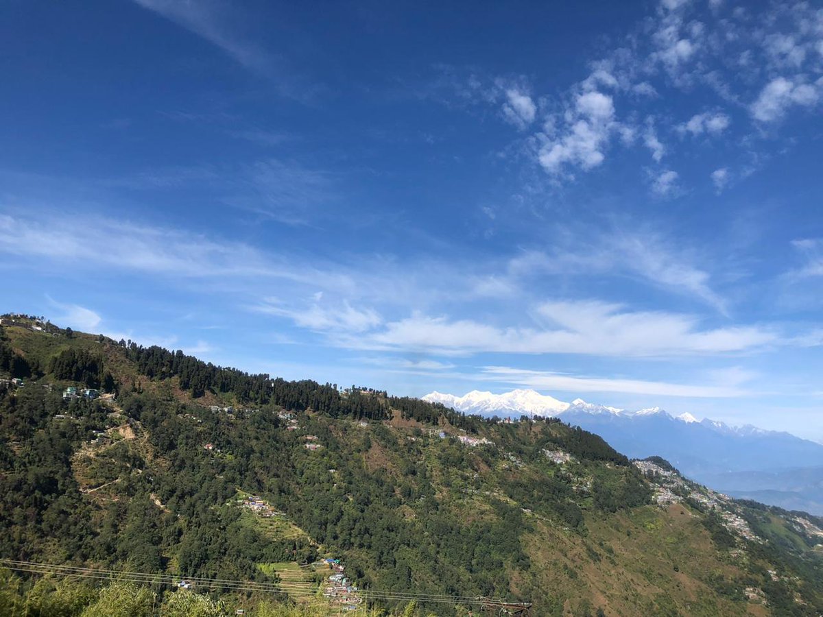 JordenJigmie's tweet photo. Driving down to Siliguri Via #Mungpoo. Awesome view of the mighty #Kanchandzonga. Every feet we descend the crown still shines till the most bottom of #Mungpoo with blessings to the hills.
#HamroDarjeeling
I❤Darjeeling https://t.co/lMVHP3ZFJD
