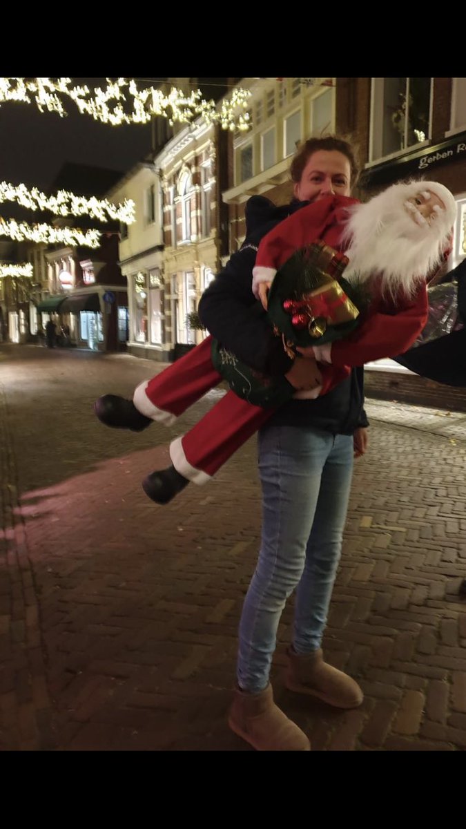 sinter_Kaas's tweet photo. Het is een schande. De dag na m’n verjaardag, wat zeg ik, op de avond van m’n verjaardag heeft die #kaasboer al m’n ouwe vriend tevoorschijn gehaald.  Weinig respect voor mij vriend @Antonklapwijk #zojammer #zowiljenietwakkerworden #santakaas https://t.co/sgcv54uMVy