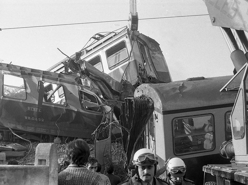 PcLaGarriga's tweet photo. Avui 6 de desembre a mig matí fa 40 anys de l’accident ferroviari de les Franqueses linea @rodalies3 en què vàren perdre la vida 22 persones i més d’una cinquantena van resultar ferides. Un dels més greus que hi ha hagut a #Catalunya darrerament. #ferrocat https://t.co/DDxYfy33it