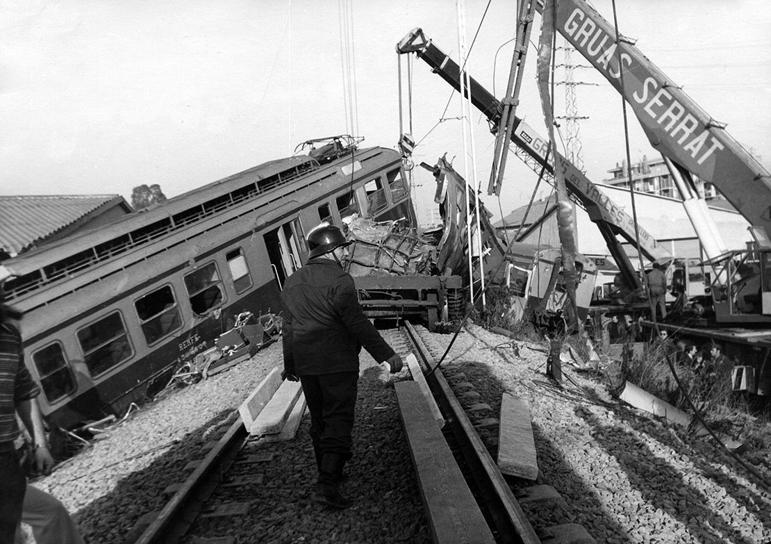 PcLaGarriga's tweet photo. Avui 6 de desembre a mig matí fa 40 anys de l’accident ferroviari de les Franqueses linea @rodalies3 en què vàren perdre la vida 22 persones i més d’una cinquantena van resultar ferides. Un dels més greus que hi ha hagut a #Catalunya darrerament. #ferrocat https://t.co/DDxYfy33it