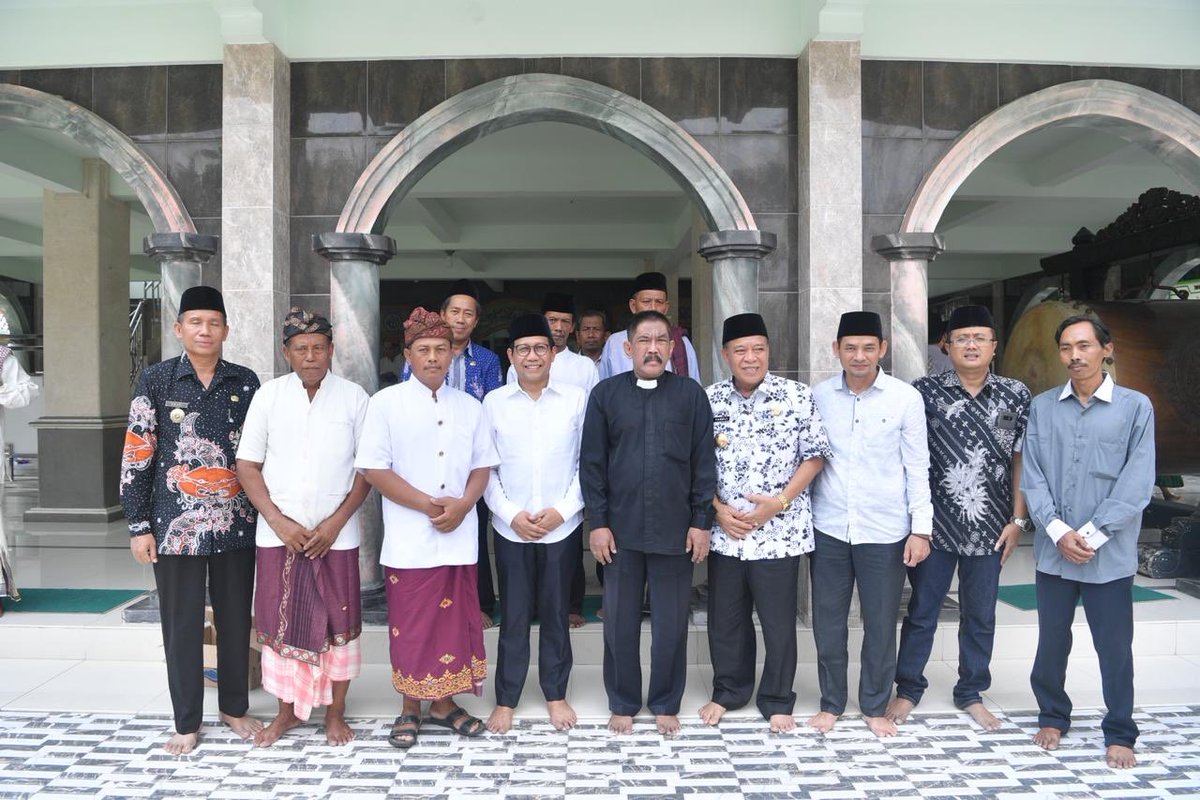 halimiskandarnu's tweet photo. Bener-bener miniatur Indonesia,. Dusun Pancasila, Desa Talun, Kab. Lamongan. Sesuai dengan nama dusun, masyarakat dusun Pancasila mampu hidup  berdampingan dengan berbagai macam penganut agama. Bahkan tempat ibadahnya pun berdampingan. https://t.co/byhgHhGpYA