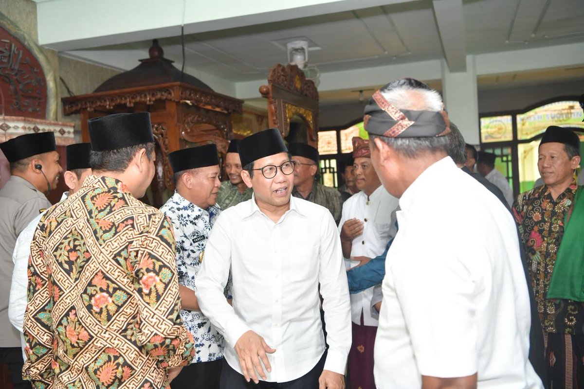 Bener-bener miniatur Indonesia,. Dusun Pancasila, Desa Talun, Kab. Lamongan. Sesuai dengan nama dusun, masyarakat dusun Pancasila mampu hidup  berdampingan dengan berbagai macam penganut agama. Bahkan tempat ibadahnya pun berdampingan.