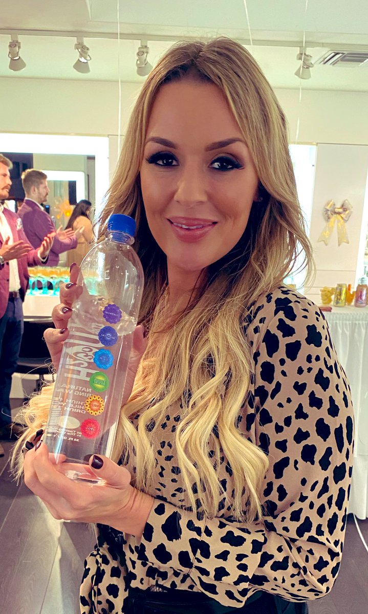 H2OmWater's tweet photo. Everyone loves H2Om💙
#waterwithintention #love #joy #peace #perfecthealth #gratitude #prosperity #vibrationhydration https://t.co/df5mYVuJ4p