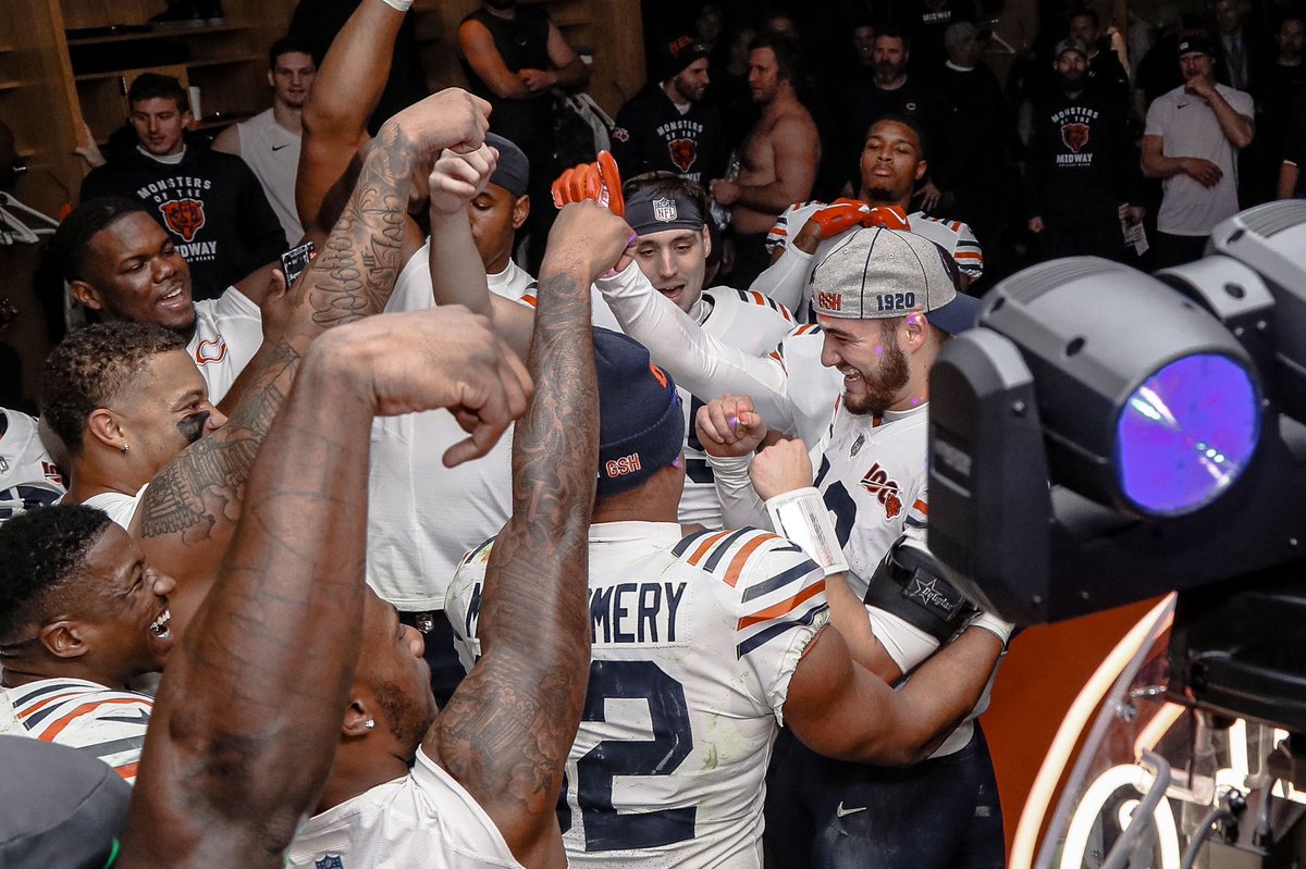 ChicagoBears's tweet photo. Poppin’ on a Thursday night. 

#ClubDub🏄‍♂️ https://t.co/r1XlnXHeoJ