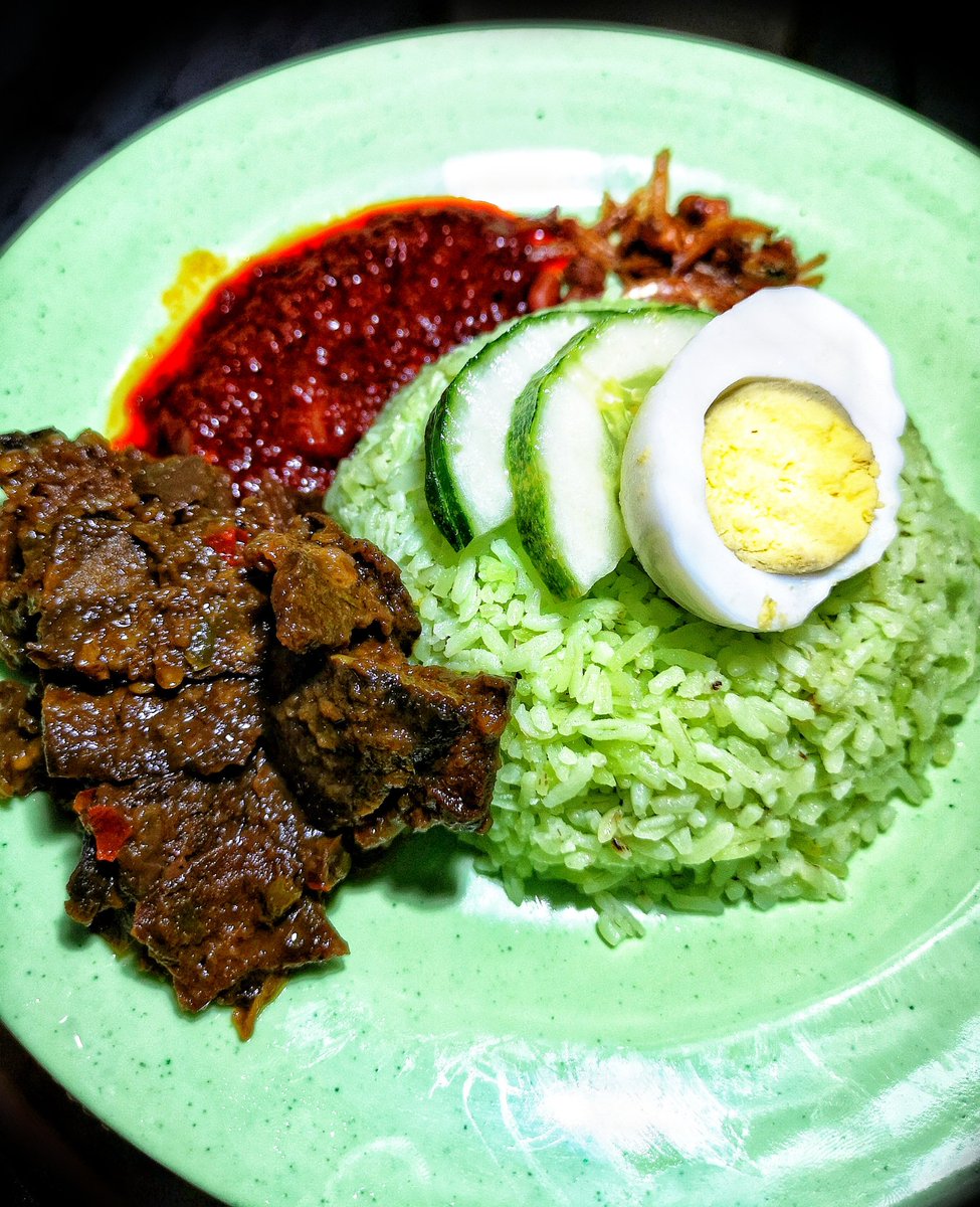 AmyAminur's tweet photo. @Ashril_92 Nasi lemak hijau panas2 dekat Mantin n9. Rm5 je gaiss. Kenyang tesandar korang makan ni 😅 https://t.co/gL08ytjd0N