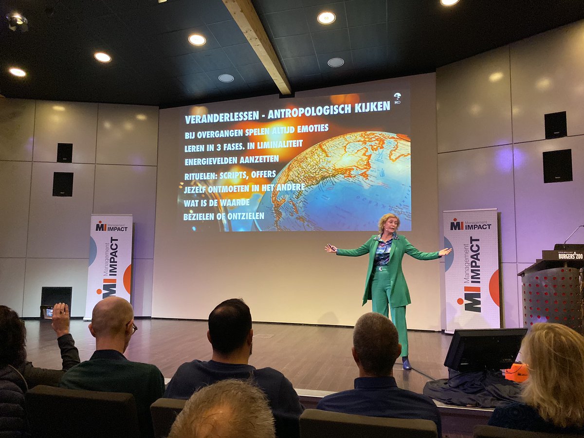 Samen met <a href="/jitskekramer/">Jitske Kramer</a> reizen we langs Gambia, Nederland, Togo, Iran en Borneo #verandermanagement