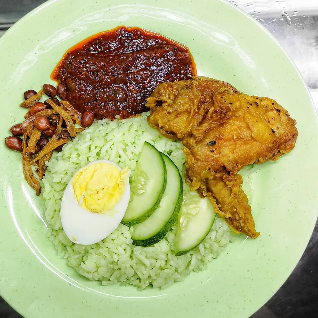 AmyAminur's tweet photo. @Ashril_92 Nasi lemak hijau panas2 dekat Mantin n9. Rm5 je gaiss. Kenyang tesandar korang makan ni 😅 https://t.co/gL08ytjd0N