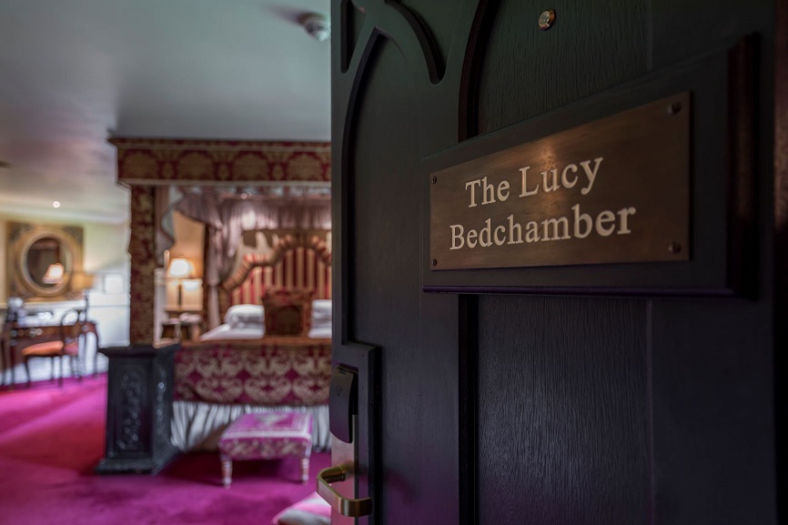 CoombeAbbey's tweet photo. Happy #GrandFeatureFriday!

Today we’re looking at the The Lucy Room in stunning crimsons and opulent golds ❤️💛 

😍⚜️

Would this be your perfect getaway?

Find out more about this opulent room: https://t.co/krPJhlZIiw https://t.co/zIJHEMdMji